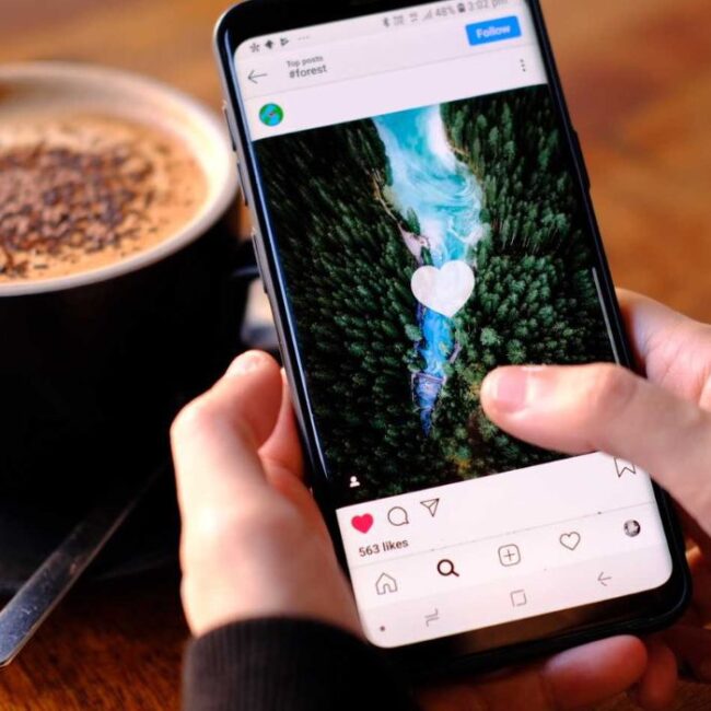 インスタのいいね副業は危険？お金で「いいねを買う」行為との違い