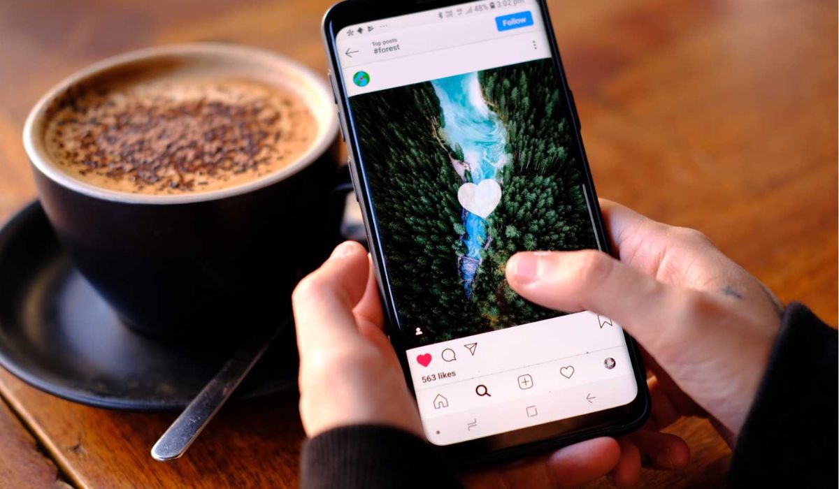 インスタのいいね副業は危険？お金で「いいねを買う」行為との違い